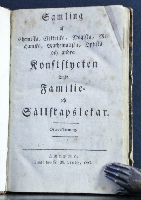 Samling af chemiska, elektriska, magiska, mechaniska, mathematiska, optiska och andra konststycken jemte familie- och sällskapslekar (1823)