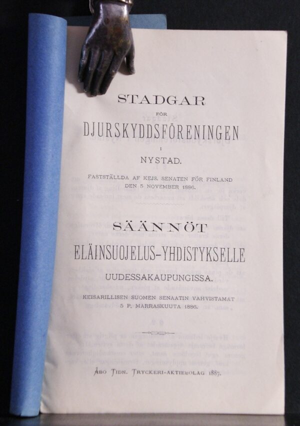 Uusikaupunki - Nystad.: Stadgar för djurskyddsföreningen i Nystad. Fastställda af Kejs. Senaten för Finland den 5. November 1886. Säännöt eläinsuojelus-yhdistykselle Uudessakaupungissa. Keisarillisen Suomen Senaatin vahvistamat 5 p. Marraskuuta 1886 - kaupungit