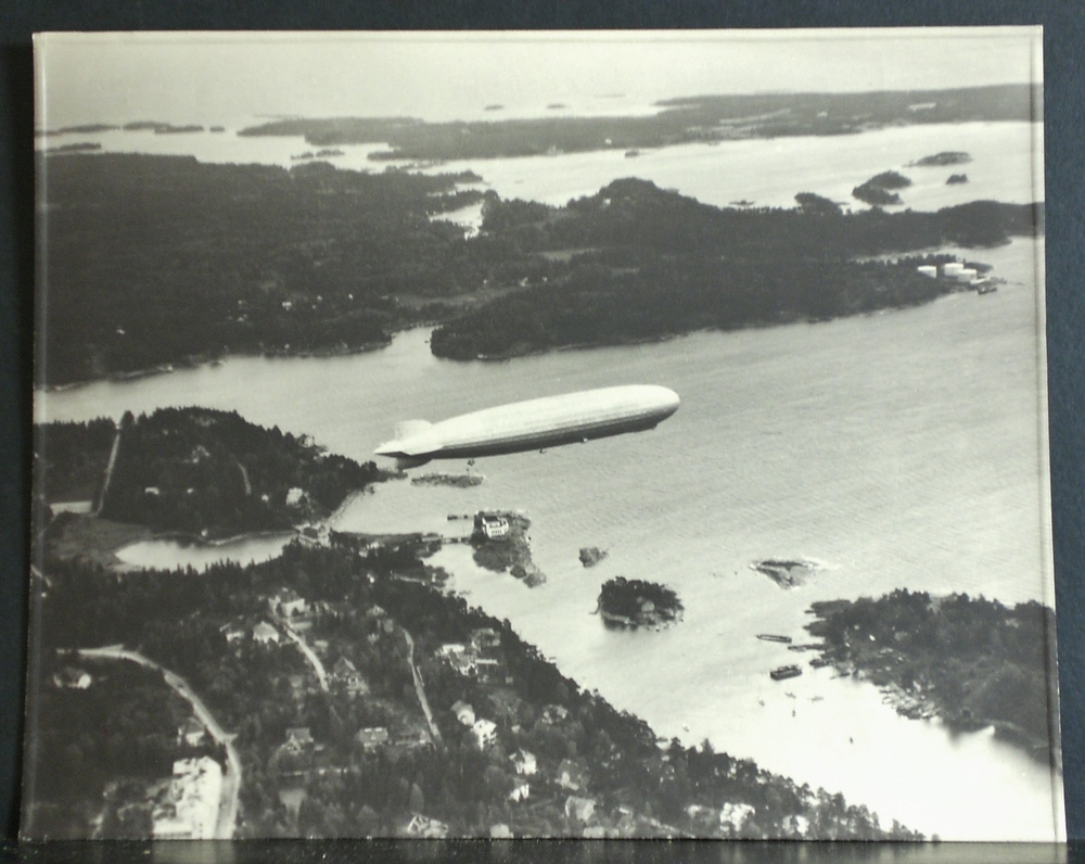 Helsinki - Helsingfors.: Valokuva. Fotografi. Zeppelin Helsingin yllä 24.09.1930. Zeppelin ovan Helsingfors 24.09.1930. - kaupungit