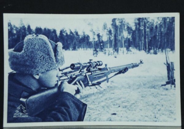 Postikortti - Postkort: Pro Finlandia. Sotilas viholliselta vallattuine kiikarikivääreineen