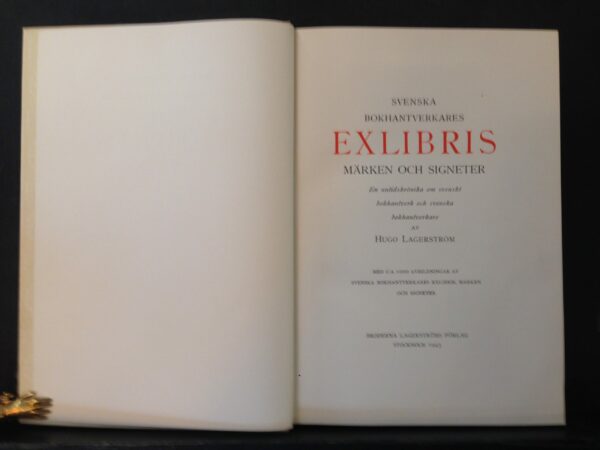 Lagerström, Hugo "Svenska bokhantverkares exlibris, märken och signeter. En nutidskrönika om svenskt bokhantverk och svenska bokhandverkare"