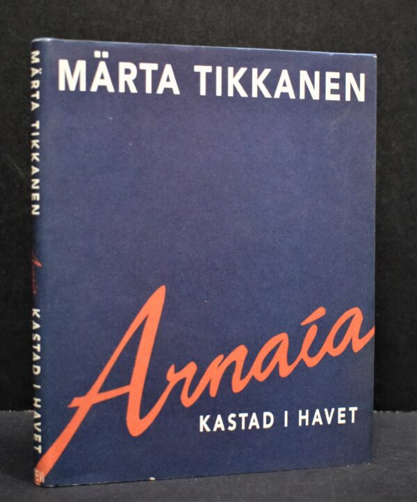 Märta Tikkanen Arnaía kastad i havet