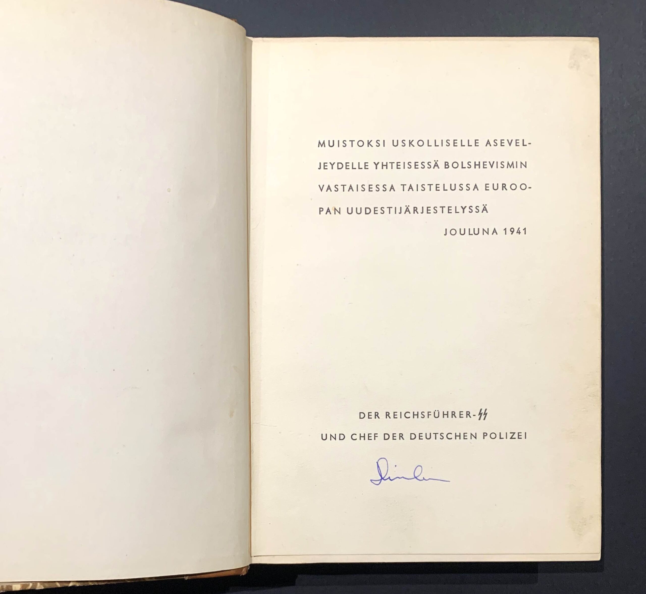 Tipped-in presentation page with printed text and Heinrich Himmler signature in the 1941 Finnish edition of Mein Kampf.
